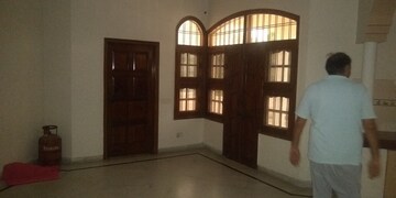 Room in 2.5 BHK Builder Floor at Tilak Nagar – for Rent