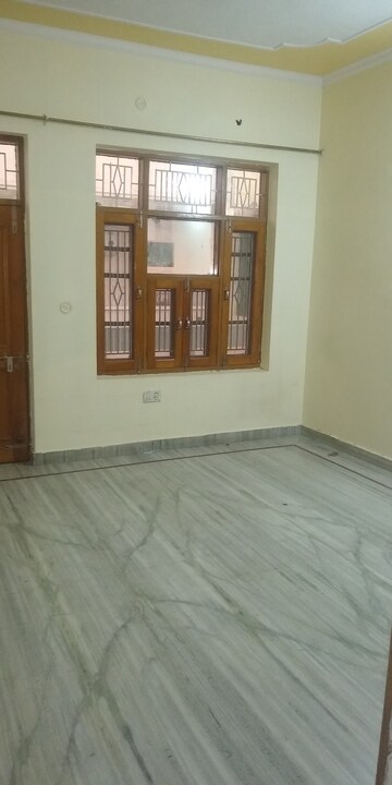 Room in 2.5 BHK Builder Floor at Tilak Nagar – for Rent