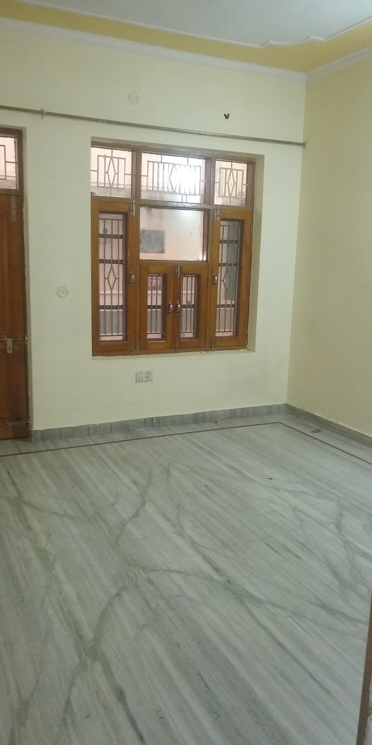 Room, tilak nagar 2.5 Bedroom 280 Sq.Yd. Builder Floor In Tilak Nagar Hisar 9509042