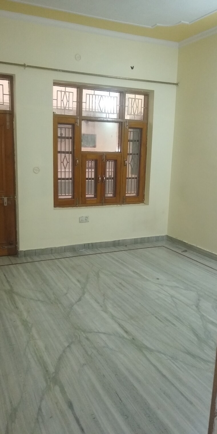 Room, tilak nagar 2.5 Bedroom 280 Sq.Yd. Builder Floor In Tilak Nagar Hisar 9509042