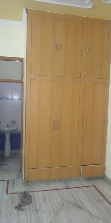 Furnished Amenities in 2.5 BHK Builder Floor at Tilak Nagar – for Rent