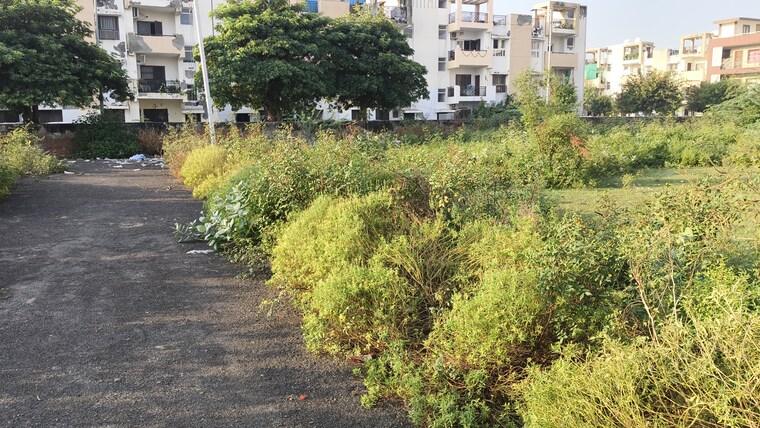 Garden, bptp-parklands  263 Sq.Yd. Plot In Sector 76 Faridabad 9509048