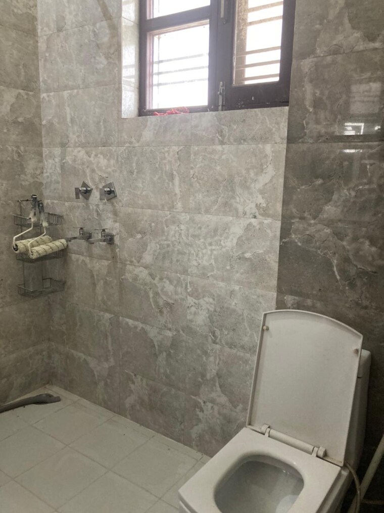 Bathroom, sector 15 2 Bedroom 280 Sq.Yd. Builder Floor In Sector 15 Hisar 9509062