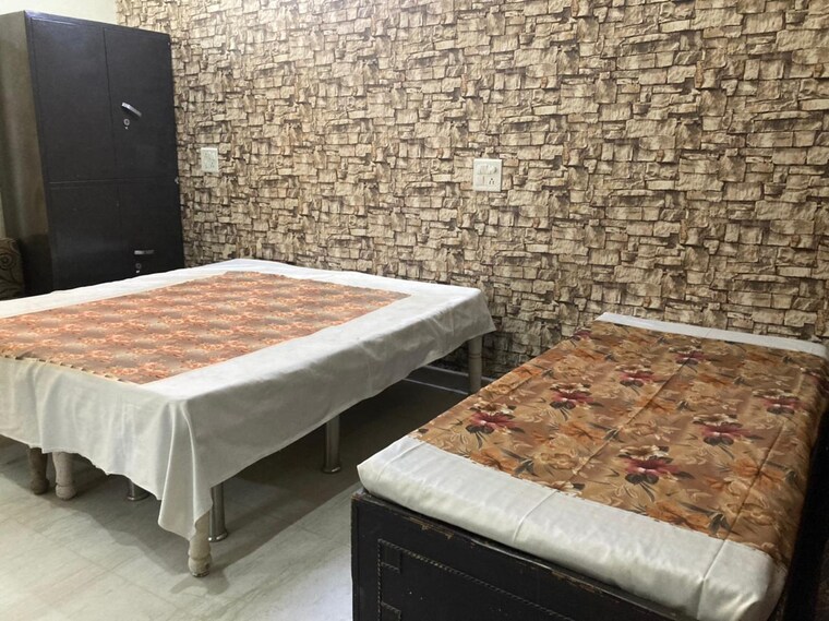 Bedroom, sector 15 2 Bedroom 280 Sq.Yd. Builder Floor In Sector 15 Hisar 9509062