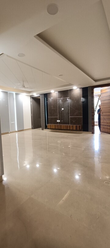 Master Bedroom in 4 BHK Builder Floor at Vivek Vihar Phase 1 – for Rent