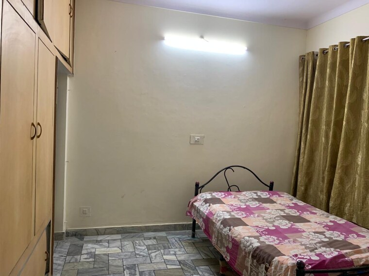 Bedroom, sector 15 3.5 Bedroom 350 Sq.Yd. Builder Floor In Sector 15 Hisar 9509083