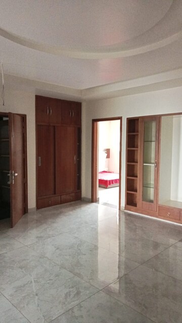 Room in 3 BHK Builder Floor at Sector 9 – for Rent