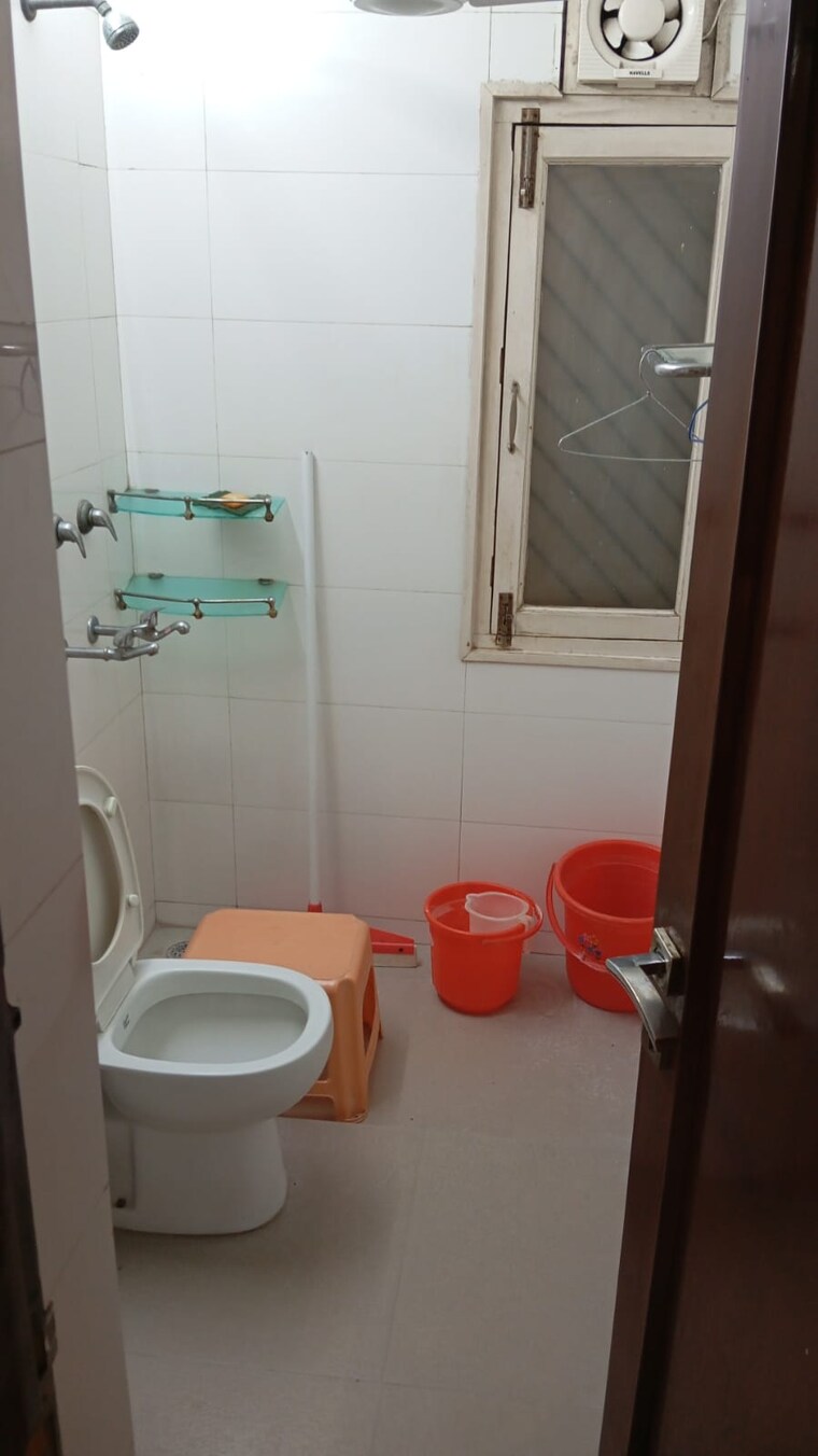 Bathroom, anand niketan 4 Bedroom 390 Sq.Yd. Builder Floor In Anand Niketan Delhi 9509106