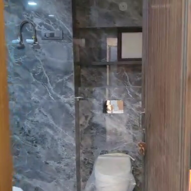 Bathroom, pitampura 3 Bedroom 115 Sq.Yd. Apartment In Pitampura Delhi 9509128
