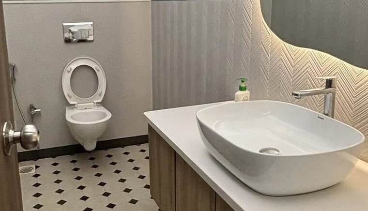 Bathroom, satellite-silver Commercial Office Space 1400 Sq.Ft. In Andheri East Mumbai 9509164