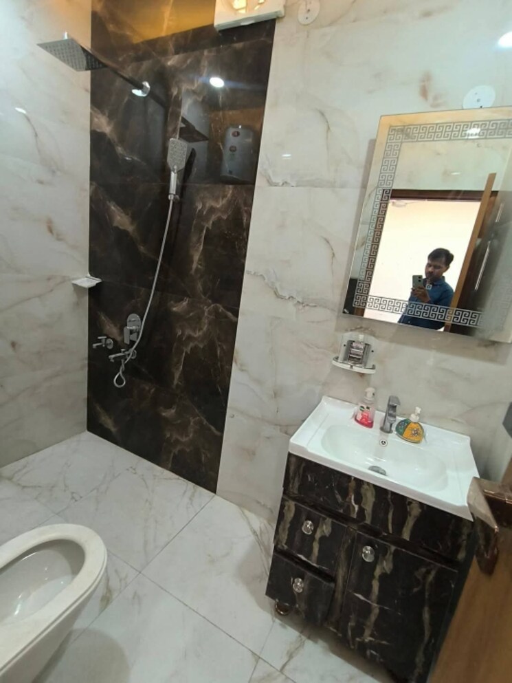 Attached Bathroom, freedom fighters enclave 1 Bedroom 700 Sq.Ft. Apartment In Freedom Fighters Enclave Delhi 9509207