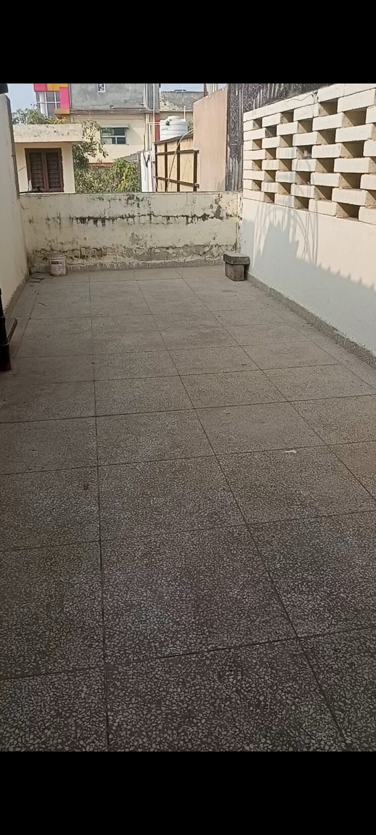  Parking, rwa-apartments-sector-12 2 Bedroom 223 Sq.Mt. Builder Floor In Sector 12 Noida 9509257