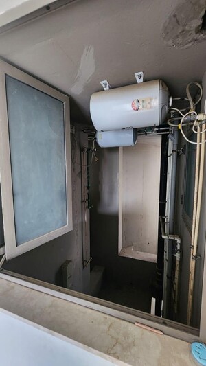 Team Area in 2 BHK Apartment at Kalpataru Paramount, Kapur Bawdi – for Rent