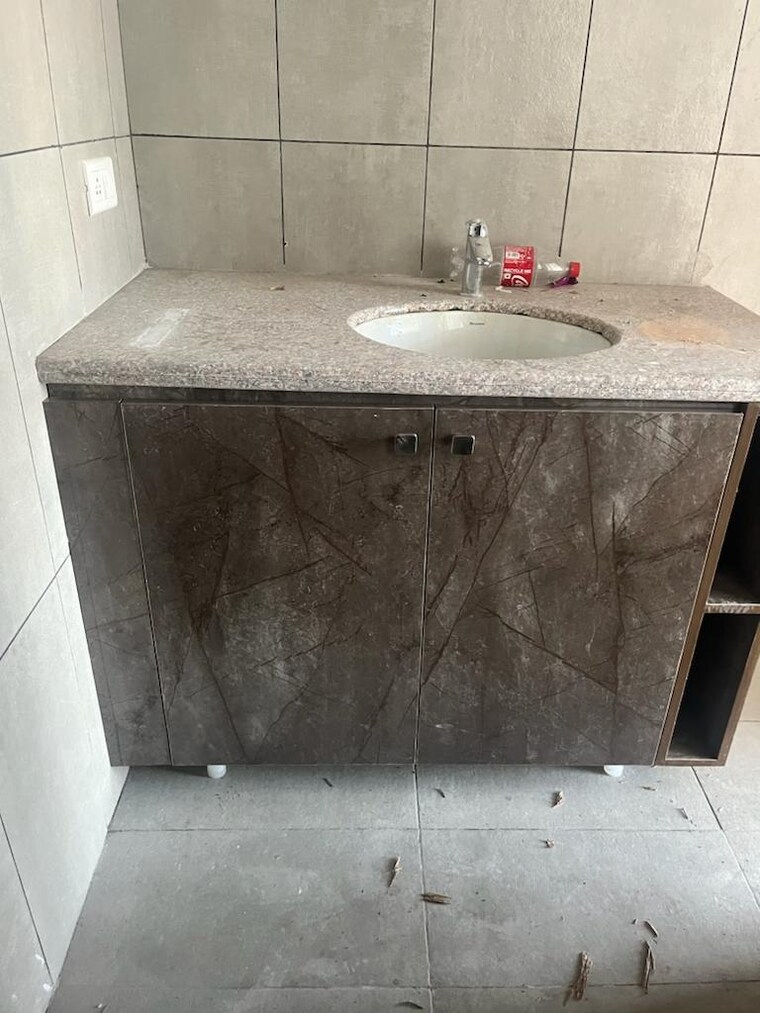 Bathroom, tulip-violet 3 Bedroom 1578 Sq.Ft. Apartment In Sector 69 Gurgaon 9509295