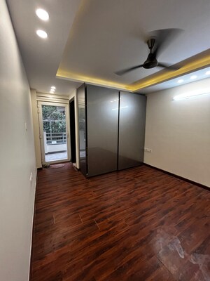 Room in 3.5 BHK Builder Floor at Sector 25 – for Sale