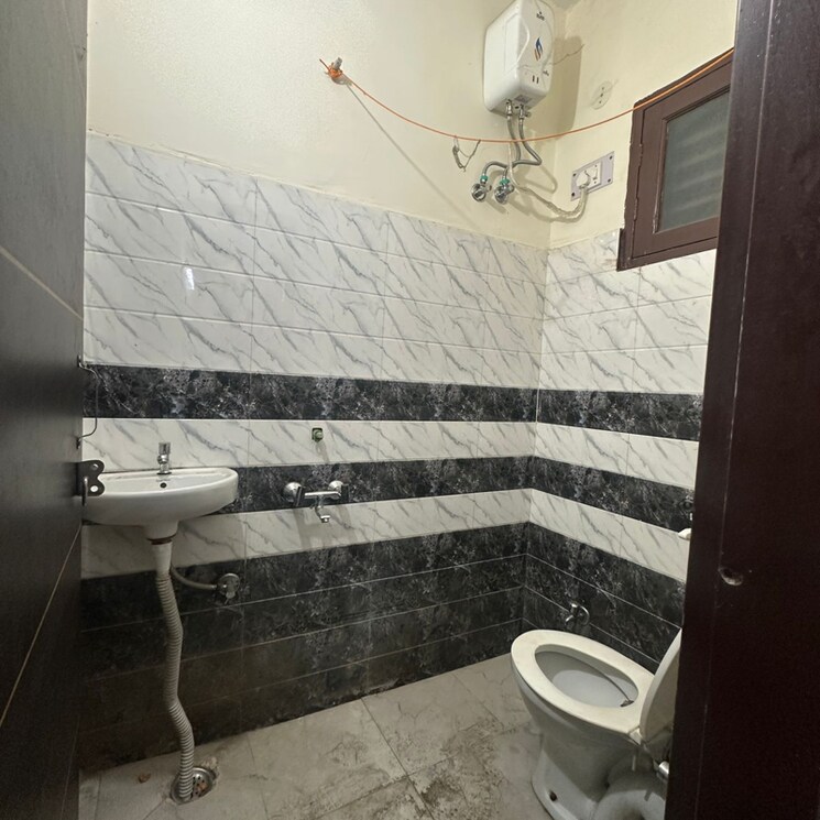 Bathroom, katwaria sarai 1 RK 300 Sq.Ft. Builder Floor In Katwaria Sarai Delhi 9509323