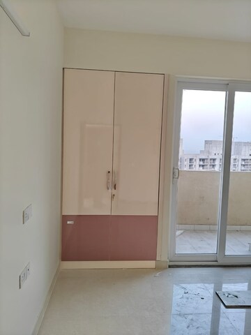 Room in 3 BHK Apartment at Tata Eureka Park, Sector 150 – for Rent