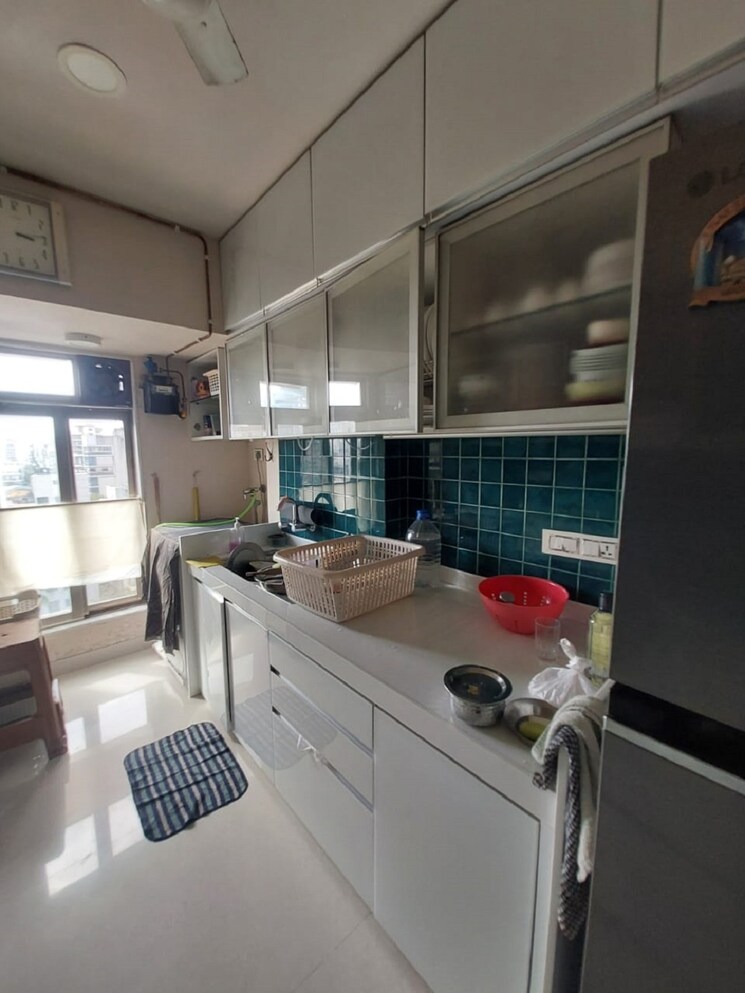 Team Area, khar west 3 Bedroom 1100 Sq.Ft. Apartment In Khar West Mumbai 9509289