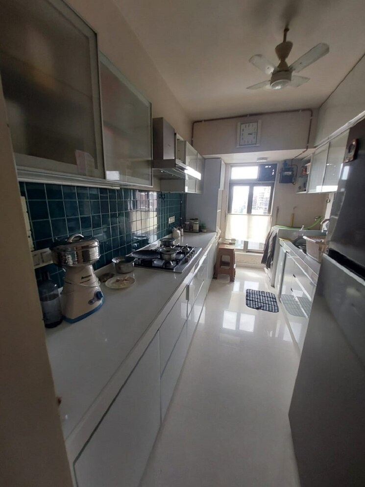 Team Area, khar west 3 Bedroom 1100 Sq.Ft. Apartment In Khar West Mumbai 9509289