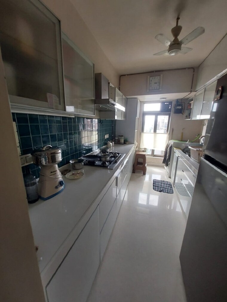 Team Area, khar west 3 Bedroom 1100 Sq.Ft. Apartment In Khar West Mumbai 9509289