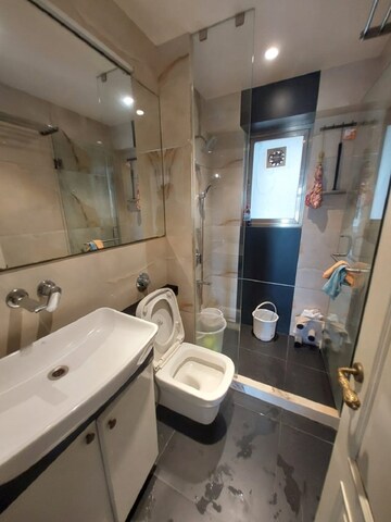 Team Area in 3 BHK Apartment at Khar West – for Rent