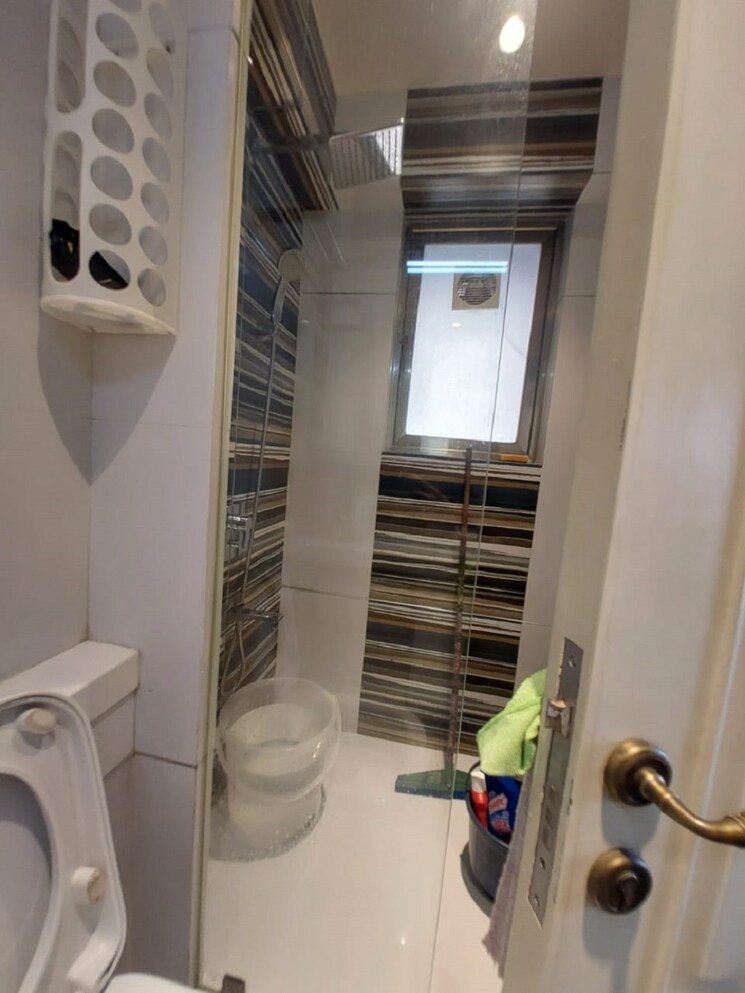 Bathroom, khar west 3 Bedroom 1100 Sq.Ft. Apartment In Khar West Mumbai 9509289