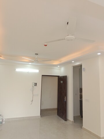 Room in 2 BHK Apartment at Sector 63a – for Rent