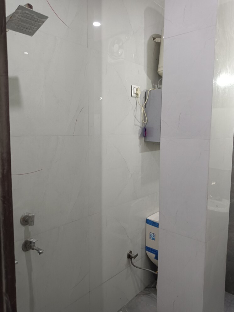 Bathroom, lajpat nagar 4 1 Bedroom 564 Sq.Ft. Apartment In Lajpat Nagar 4 Delhi 9509419