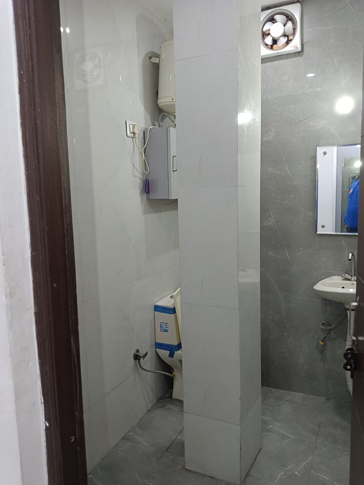 Bathroom, lajpat nagar 4 1 Bedroom 564 Sq.Ft. Apartment In Lajpat Nagar 4 Delhi 9509419