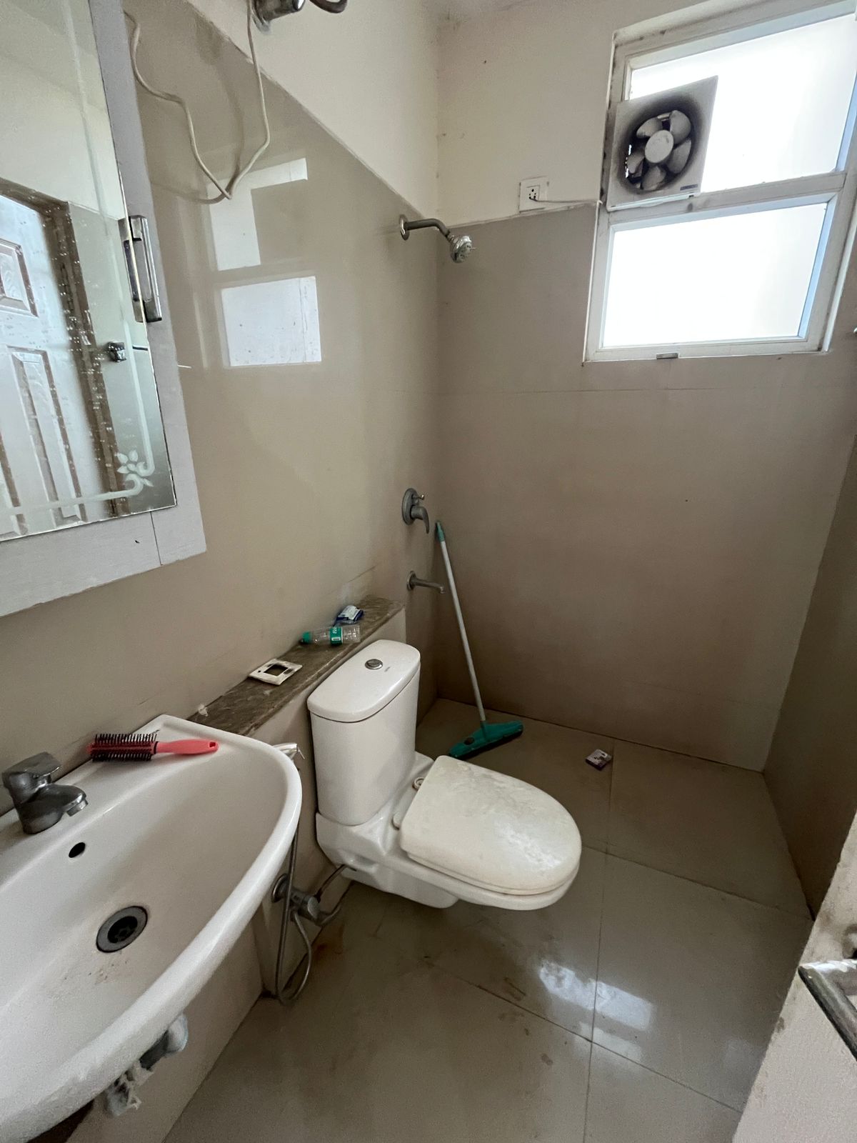 3 BHK + Extra Room 1450 Sq.Ft. Builder Floor in Emaar MGF Emerald Hills