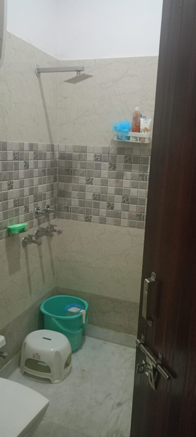 Bathroom, e block shastri nagar 2.5 Bedroom 1500 Sq.Ft. Builder Floor In E Block Shastri Nagar Ghaziabad 9509453