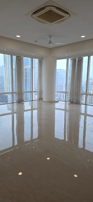 Room in 3 BHK Apartment at Indiabulls Blu, Worli – for Rent