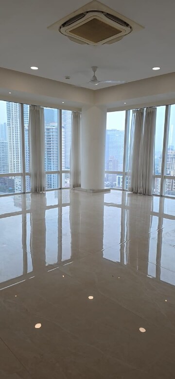 Room in 3 BHK Apartment at Indiabulls Blu, Worli – for Rent