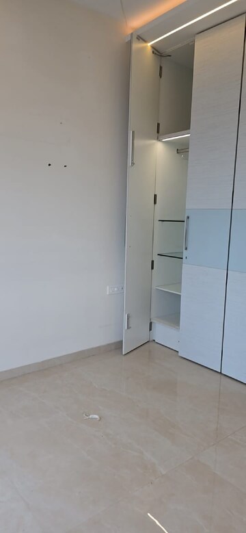 Room in 3 BHK Apartment at Indiabulls Blu, Worli – for Rent