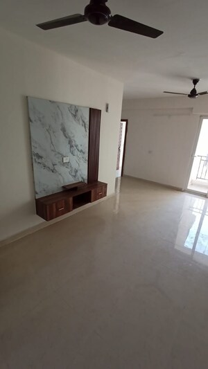 Room in 2 BHK Apartment at Signature Global Prime, Sector 63a – for Rent