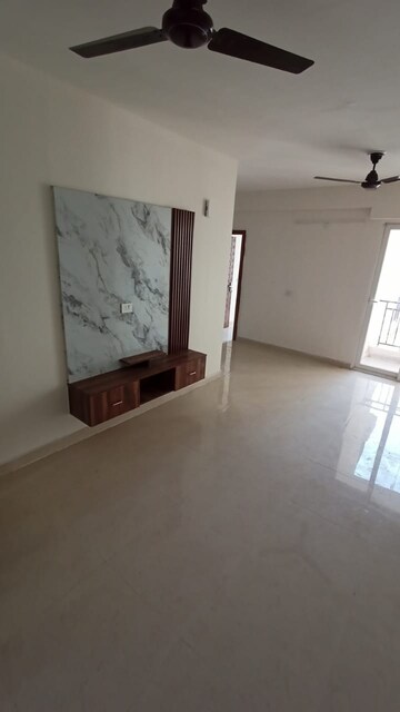 Room in 2 BHK Apartment at Signature Global Prime, Sector 63a – for Rent