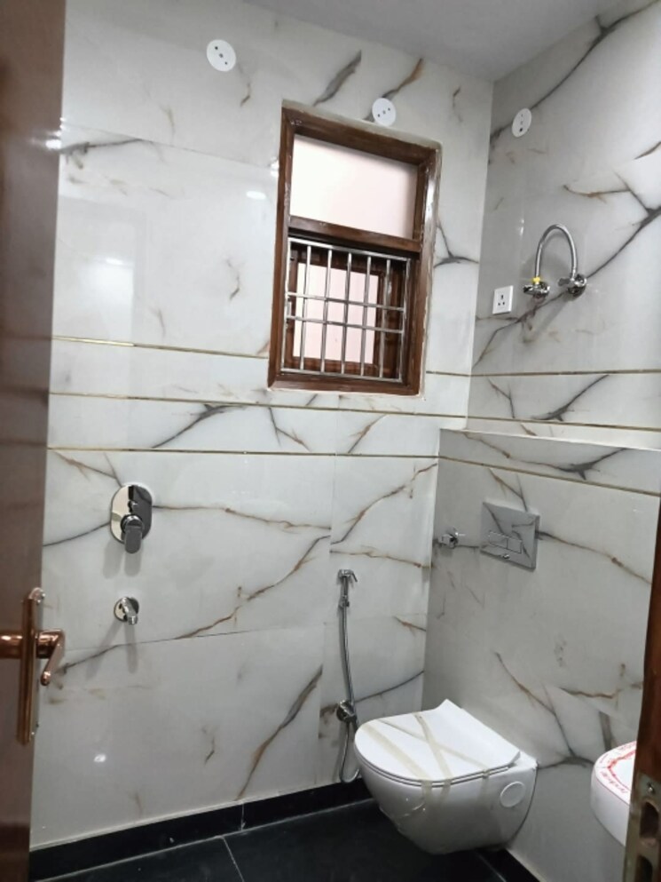 Bathroom, rohini sector 24 3 Bedroom 1000 Sq.Ft. Builder Floor In Rohini Sector 24 Delhi 9509585