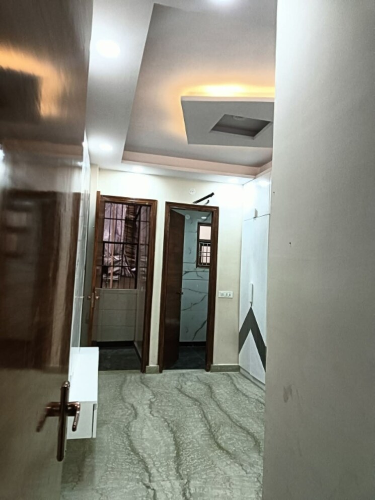 Bathroom, rohini sector 24 3 Bedroom 1000 Sq.Ft. Builder Floor In Rohini Sector 24 Delhi 9509585