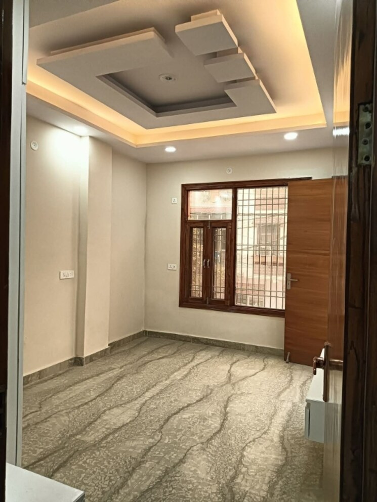 Room, rohini sector 24 3 Bedroom 1000 Sq.Ft. Builder Floor In Rohini Sector 24 Delhi 9509585