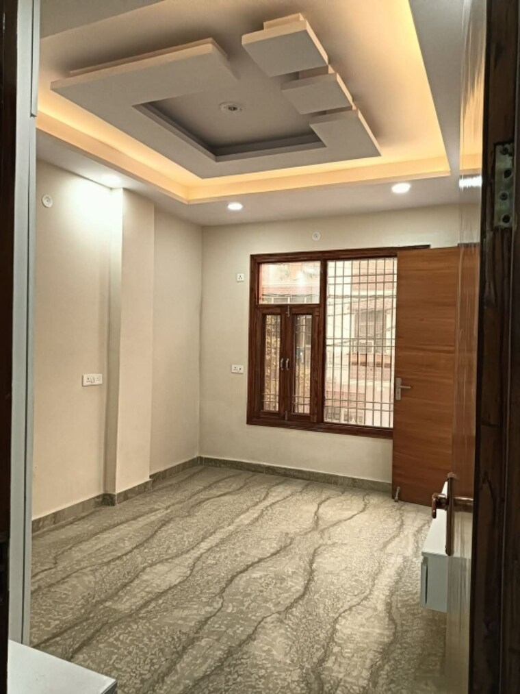 Room, rohini sector 24 3 Bedroom 1000 Sq.Ft. Builder Floor In Rohini Sector 24 Delhi 9509585
