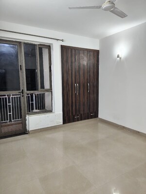 Room in 2 BHK Apartment at Unitech Uniworld Gardens 2, Sector 47 – for Rent