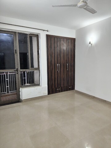 Room in 2 BHK Apartment at Unitech Uniworld Gardens 2, Sector 47 – for Rent