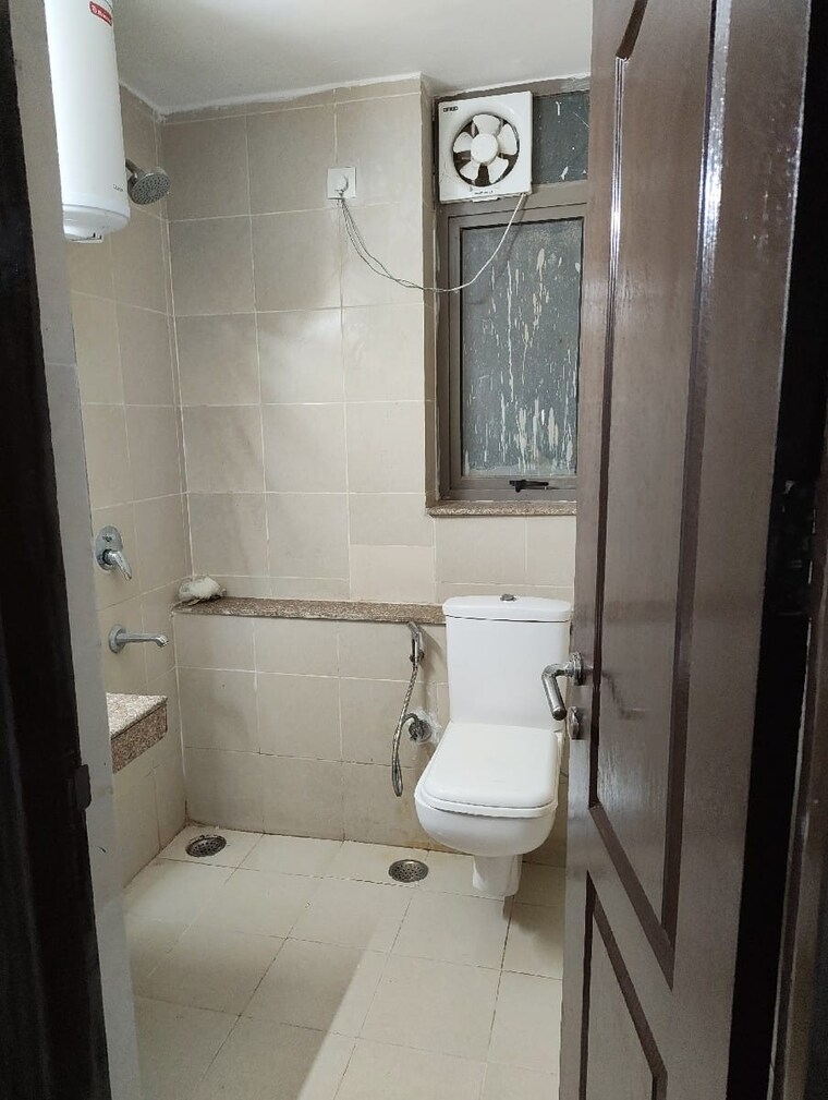 Bathroom, unitech-uniworld-gardens-2 2 Bedroom 973 Sq.Ft. Apartment In Sector 47 Gurgaon 9509604