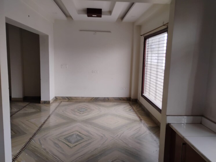 Room, defence colony 3 Bedroom 325 Sq.Yd. Builder Floor In Defence Colony Delhi 9509695
