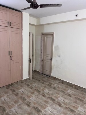 Room in 3.5 BHK Apartment at BPTP The Resort, Sector 75 – for Rent