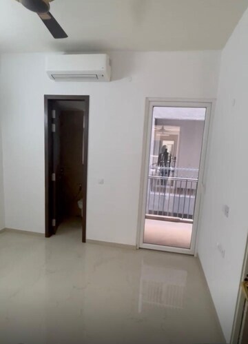 Room in 3.5 BHK Apartment at Smart World Orchard, Sector 61 – for Rent