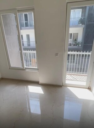 Room in 3.5 BHK Apartment at Smart World Orchard, Sector 61 – for Rent