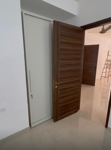 Furnished Amenities in 3.5 BHK Apartment at Smart World Orchard, Sector 61 – for Rent