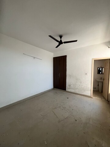 Room in 2 BHK Apartment at Supertech Cape Town, Sector 74 – for Rent