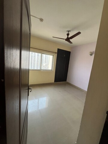 Room in 3 BHK Apartment at Supertech Cape Town, Sector 74 – for Rent